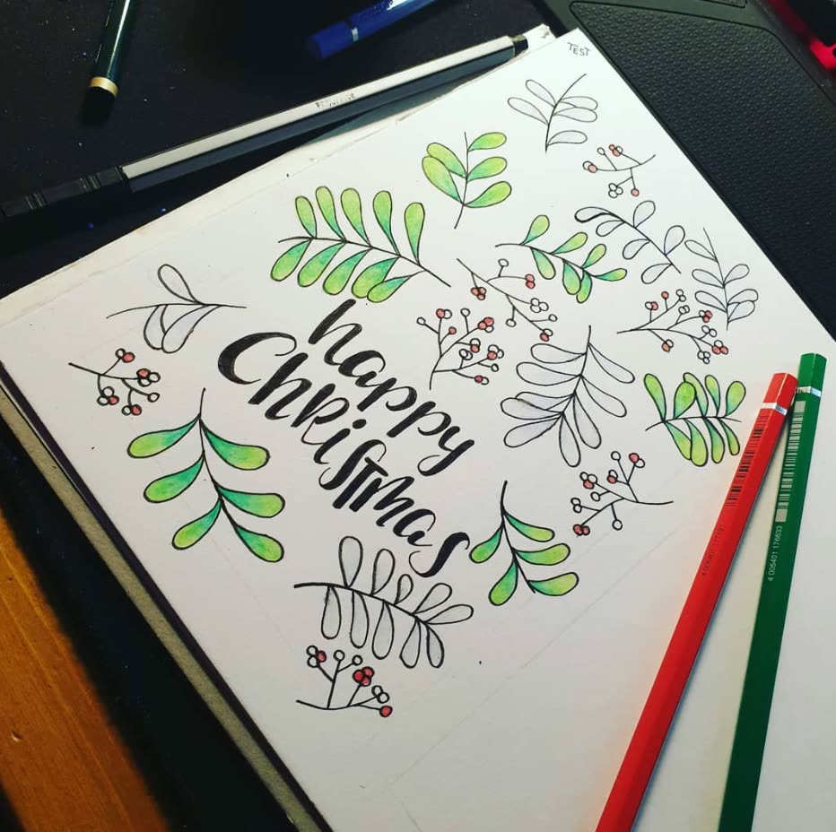 Handgelettertes „Happy Christmas" mit botanischer Illustration