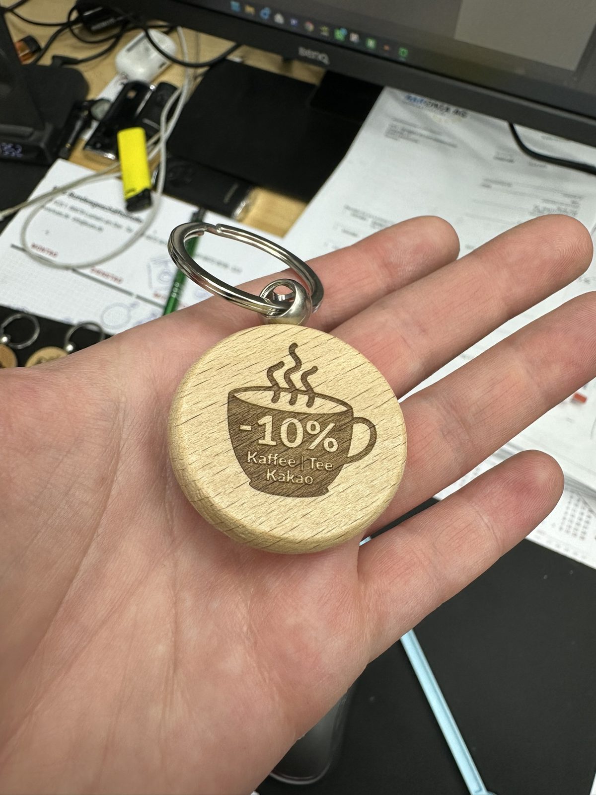 Fertige Rückseite in der Hand: Kaffeetasse, minus 10 %, Kaffee, Tee, Kakao