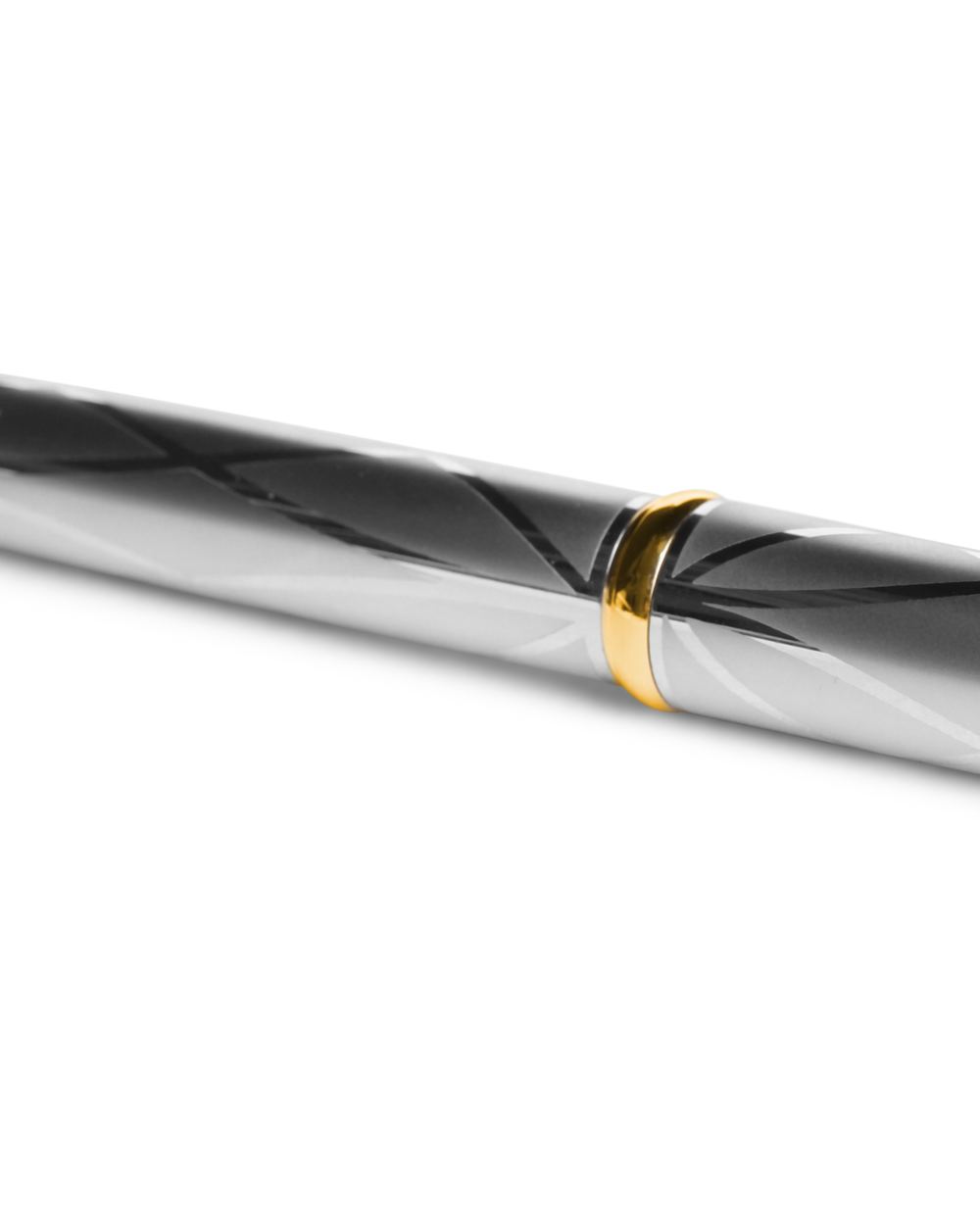 Stimmungsbild: verzierter Stift in Silber und Gold auf weißem Untergrund
