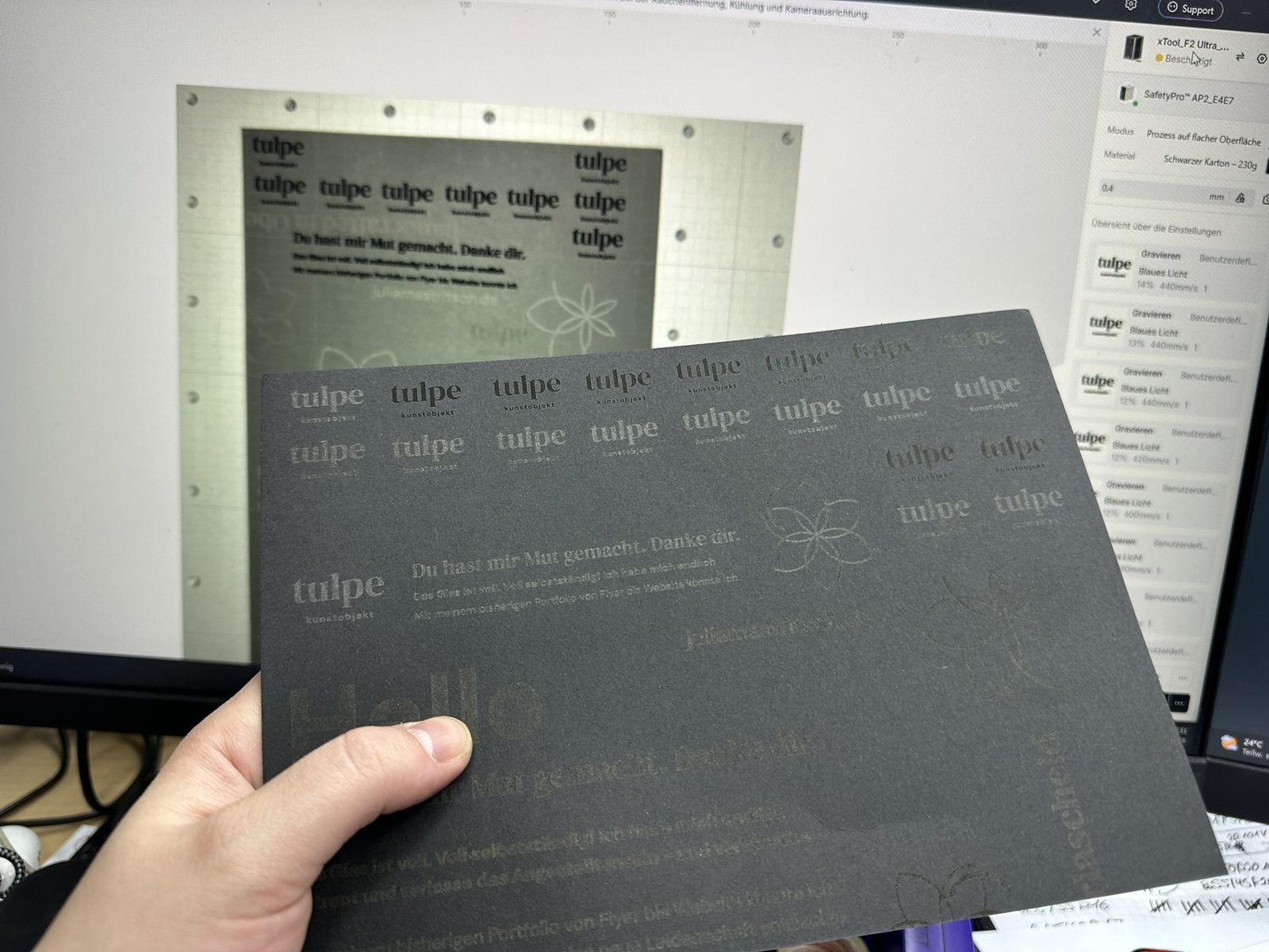 Testbogen mit vielen Tulpen-Schriftzügen vor dem Monitor