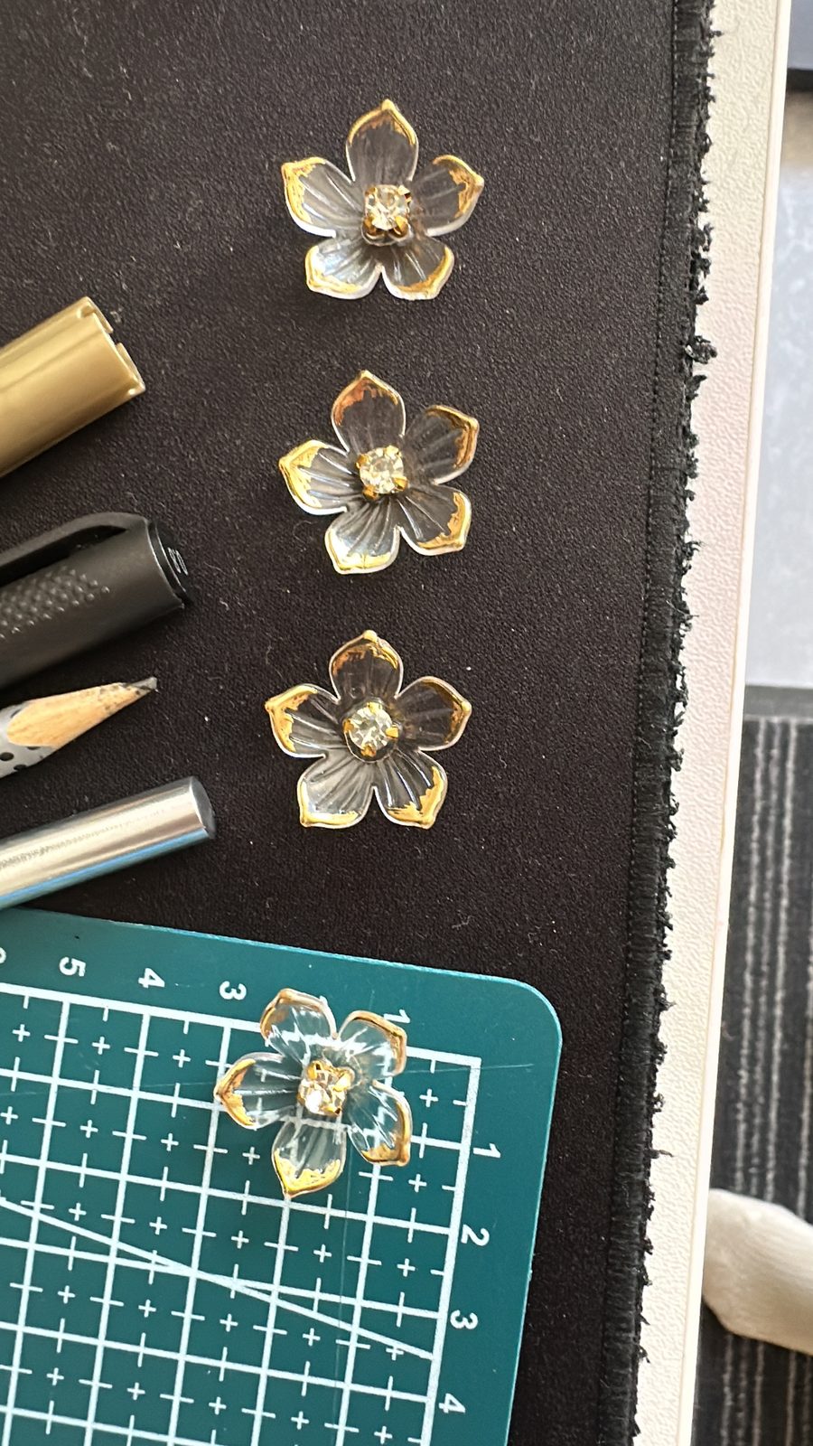 Goldene Blumen-Perlen, die wieder zurückgeschickt wurden