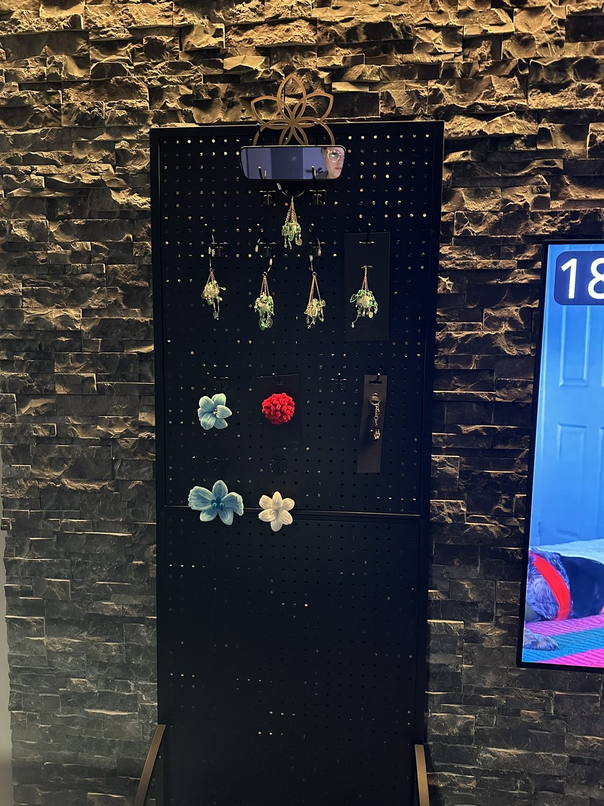 Erstes Zusammenbringen von Display und Produkten an der Lochwand