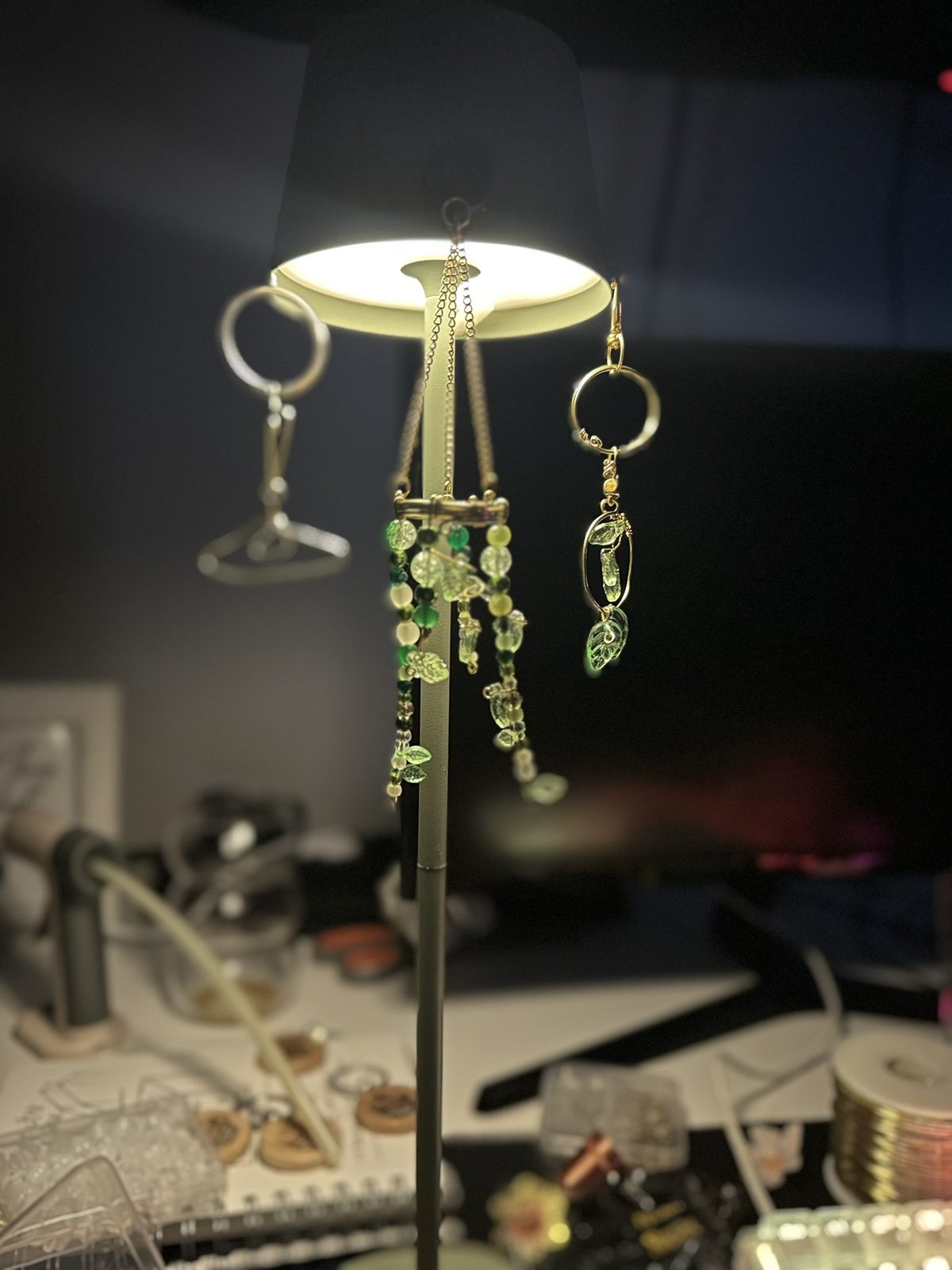 Erster Perlenhänger-Versuch hängt unter einer Lampe