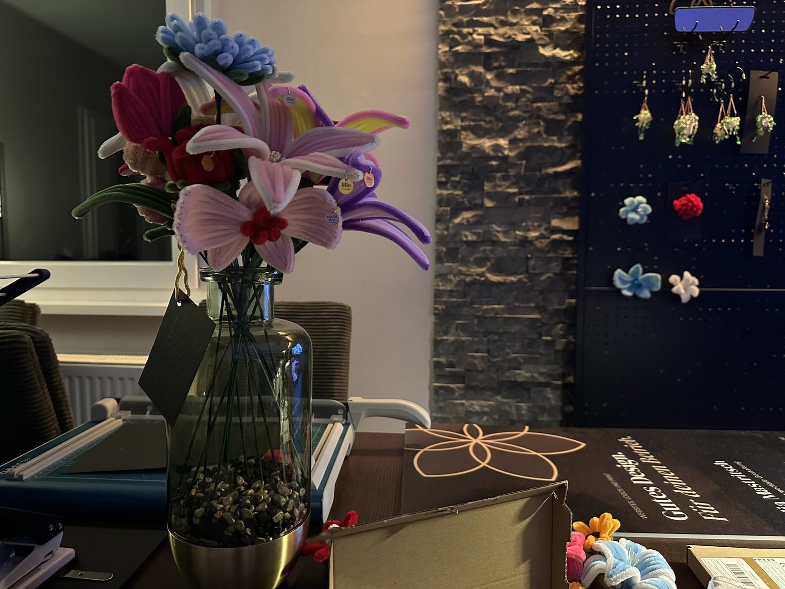 Prototyp der Vase mit Stielblumen vor dem Display