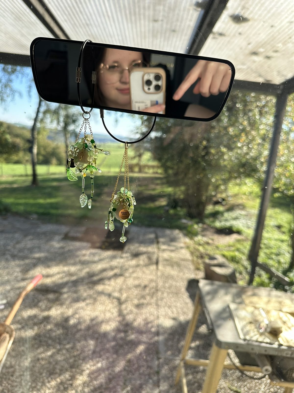 Selfie im Rückspiegel, darunter baumelt der Perlen-Hängepflanzen-Prototyp