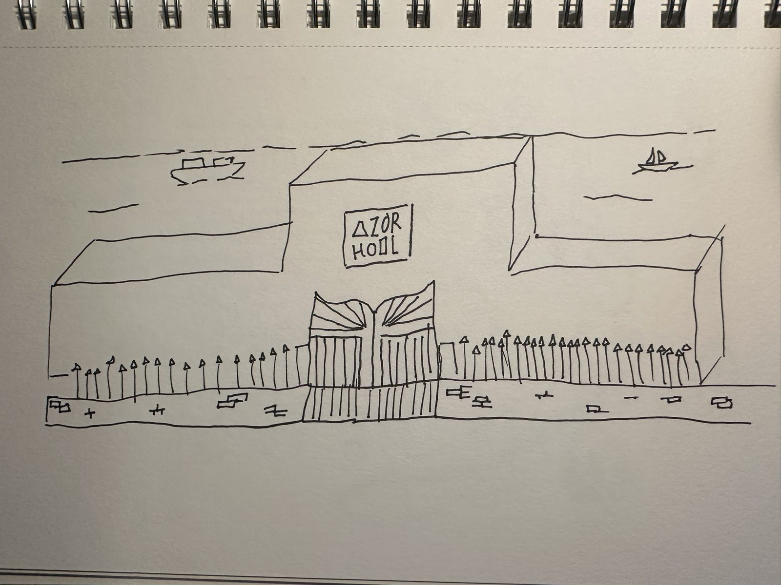 Schnelle Fineliner-Skizze: ein Hotelgebäude mit Schild und geschwungenem Tor, davor ein Zaun und eine Promenade, dahinter das Meer mit zwei Booten.