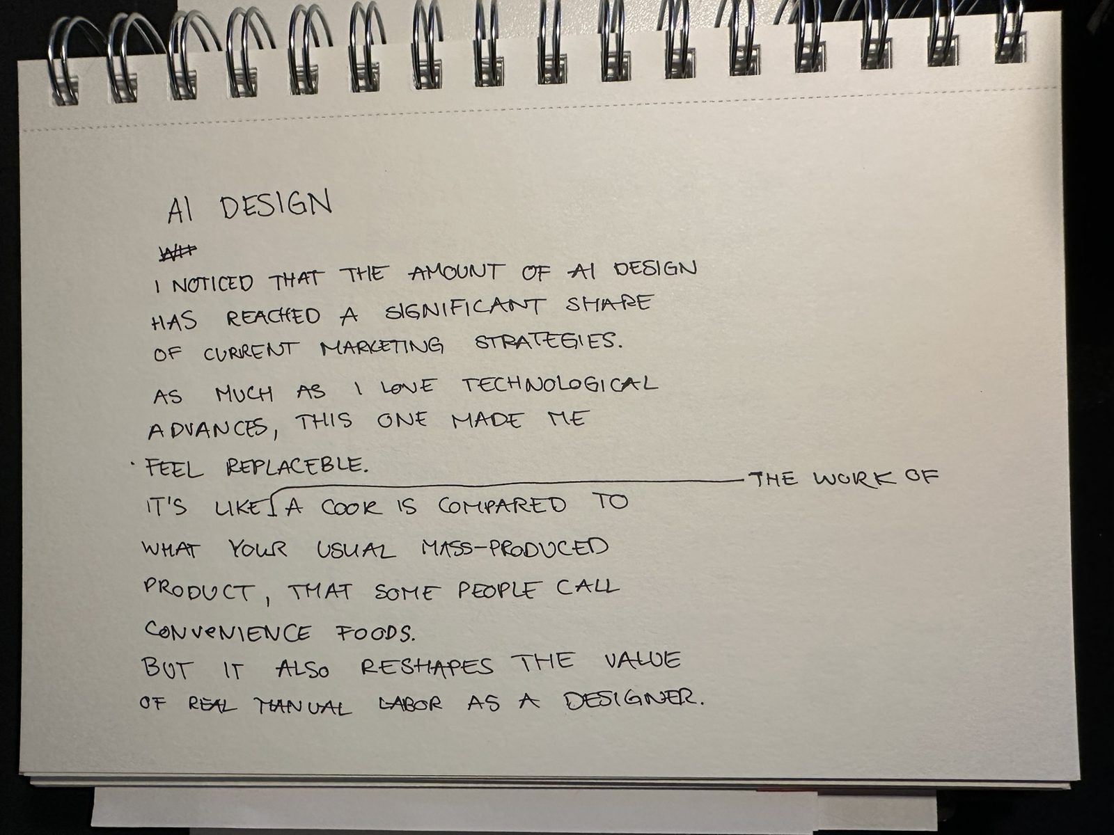 Handgeschriebenes KI-Manifest, Seite 1: AI Design. I noticed that the amount of AI design has reached a significant share of current marketing strategies. As much as I love technological advances, this one made me feel replaceable. It’s like the work of a cook is compared to what your usual mass-produced product, that some people call convenience foods. But it also reshapes the value of real manual labor as a designer.